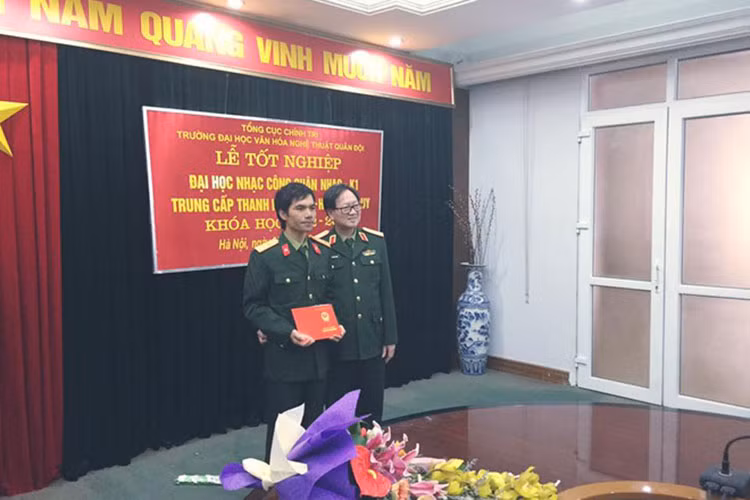 Cuối năm 2015, quán quân Ya Suy tốt nghiệp khoa Trung cấp Thanh nhạc tại trường Đại học Văn hóa Nghệ thuật Quân đội. Ảnh: FBNV