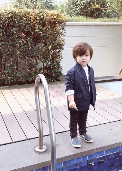 Giống bé Mộc Trà, bé Túc Mạch cũng được Elly Trần cho ăn diện sành điệu ngay từ khi còn nhỏ.