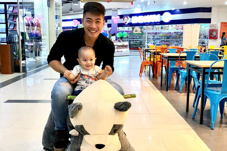 Quốc Cơ và Hồng Phượng hiện có một cậu con trai chung. Khi rảnh rỗi, Quốc Cơ luôn cố gắng giúp vợ chăm con.