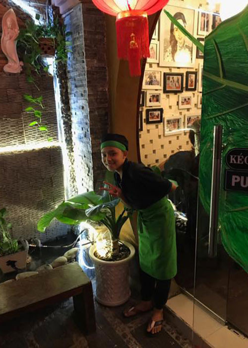 Giọng ca nhí thường xuyên phụ giúp công việc tại quán ăn của mẹ nuôi.