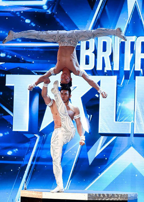 Tham gia Britain's Got Talent 2018, Quốc Cơ - Quốc Nghiệp gây ấn tượng rất tốt với màn chồng đầu bước từ bậc thang xuống. Ảnh: Tuoitre