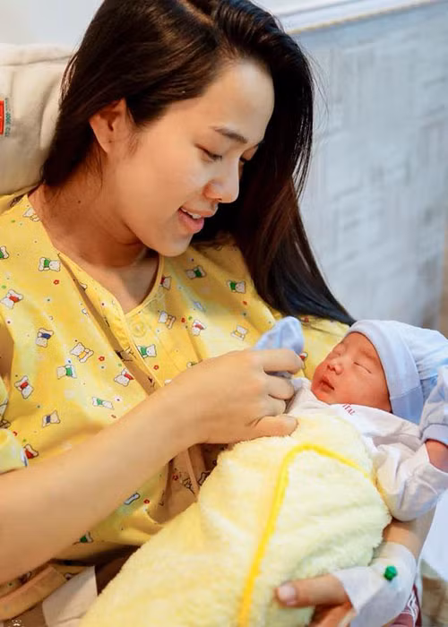 Bà xã của Ưng Hoàng Phúc tâm sự ngày sinh con trai thứ hai: "Vào giờ này 8h sáng ngày 24/4, mẹ chuẩn bị bước vào phòng mổ để lấy con ra khỏi bụng của mẹ. Cảm giác sung sướng khi nghe con cất tiếng khóc chào đời. Mẹ thì nước mắt 2 hàng vì quá vui mừng khi nhìn thấy mặt con, nhớ như in trong đầu ngày hôm đó”.