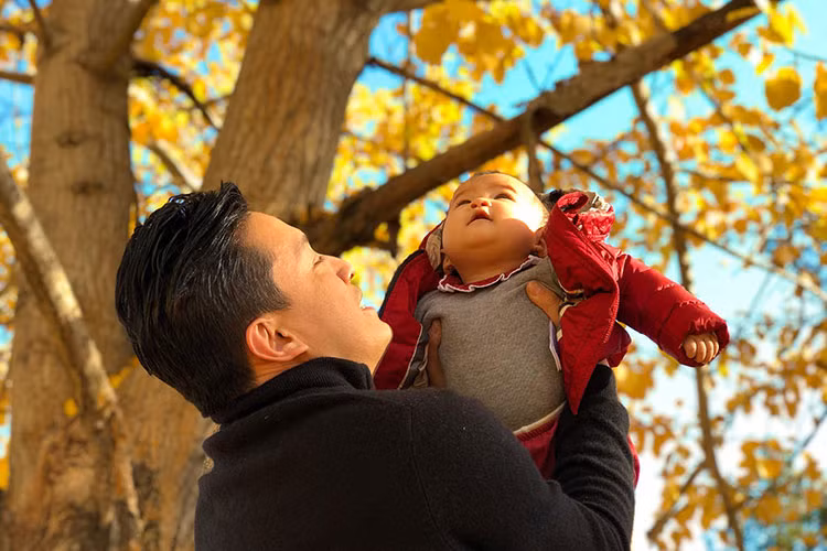 Nam ca sĩ tận hưởng khoảng thời gian bình yên bên con gái trong một chuyến đi chơi.