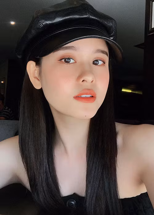 Trương Quỳnh Anh động viên bản thân: “Cho đến một ngày bạn sẽ hiểu ra, nhiều khi không cần phải nói hết ra cho người khác, bạn cũng có thể tự mình giải quyết. Trên thế giới này, ngoại trừ bản thân ra sẽ không ai có thể thực sự cứu được mình. Cố lên mình”.