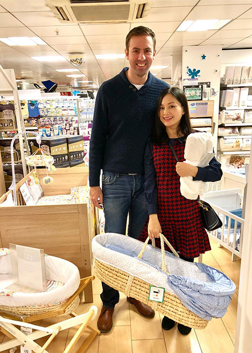 Lan Phương và bạn trai ngoại quốc David quen biết nhau từ tháng 7/2017. Tháng 12 cùng năm, cặp đôi đính hôn. Ảnh: FBNV