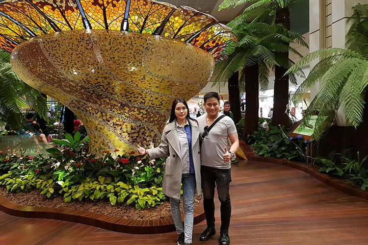 Vợ chồng sao Việt Minh Tiệp được con gái chụp ảnh.