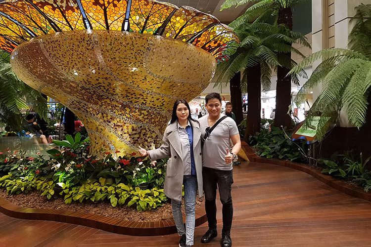 Vợ chồng sao Việt Minh Tiệp được con gái chụp ảnh.