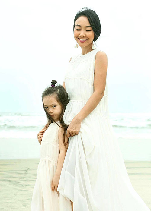 Con gái của Đoan Trang sở hữu gương mặt đáng yêu, mái tóc dài màu nâu hạt dẻ.