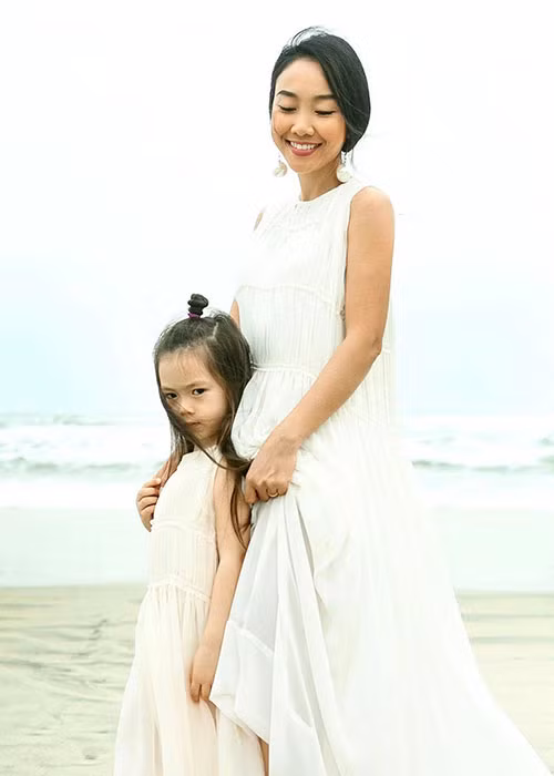 Con gái của Đoan Trang sở hữu gương mặt đáng yêu, mái tóc dài màu nâu hạt dẻ.