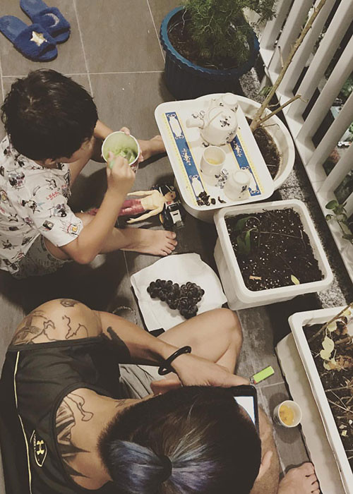 Khoảnh khắc Phạm Anh Khoa tâm sự cùng con trai được bà xã của nam rocker chia sẻ trên trang cá nhân.