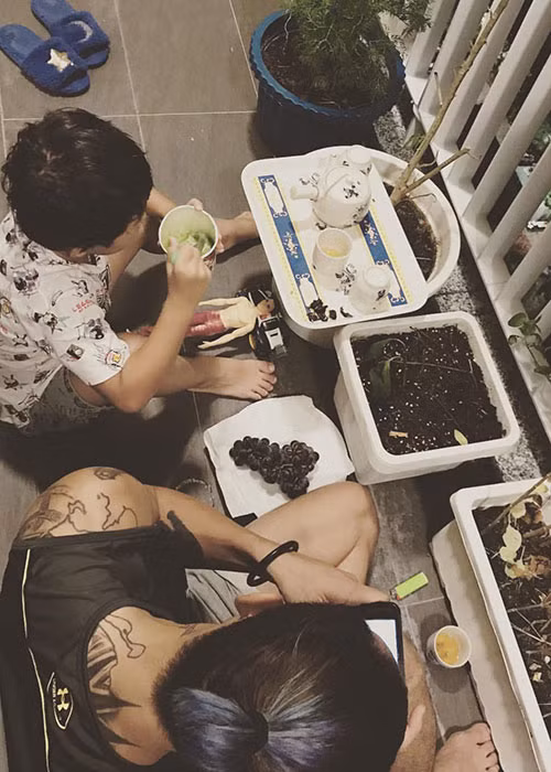 Khoảnh khắc Phạm Anh Khoa tâm sự cùng con trai được bà xã của nam rocker chia sẻ trên trang cá nhân.