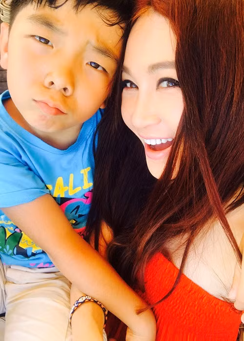 Ôn Bích Hà và ông xã hết mực yêu thương con trai nuôi. Trong ảnh, con trai của Ôn Bích Hà ôm chặt mẹ trong chuyến đi chơi.