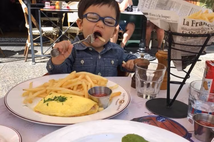 Con trai của Đan Trường ăn sáng rất ngon miệng sau buổi tối bị sốt.