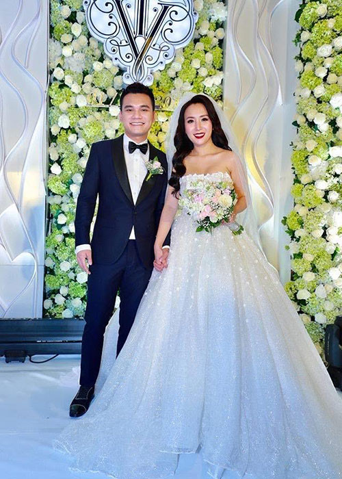 Khắc Việt chia sẻ sau đám cưới: “Vợ chồng em xin cảm ơn tất cả những anh chị các bạn các em, ở những nơi rất xa bay về chung vui với bọn em ạ. Cảm ơn sự nhiệt tình của những anh em rất là nhiều, mà không thể nào cảm ơn hết tất cả. Có gì thiếu sót trong buổi tiệc, mong anh em bạn bè thông cảm ạ”.