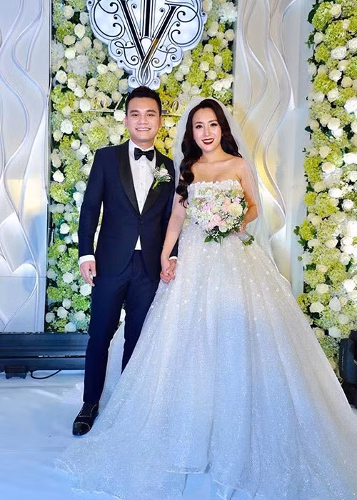 Khắc Việt chia sẻ sau đám cưới: “Vợ chồng em xin cảm ơn tất cả những anh chị các bạn các em, ở những nơi rất xa bay về chung vui với bọn em ạ. Cảm ơn sự nhiệt tình của những anh em rất là nhiều, mà không thể nào cảm ơn hết tất cả. Có gì thiếu sót trong buổi tiệc, mong anh em bạn bè thông cảm ạ”.