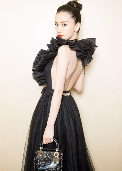 Angelababy đẹp xuất sắc dù sở hữu vòng một và vòng ba khá khiêm tốn. Ảnh: Sohu