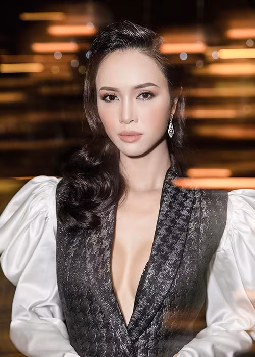 Vũ Ngọc Anh cũng là một trong số những sao Việt thừa nhận nâng ngực.