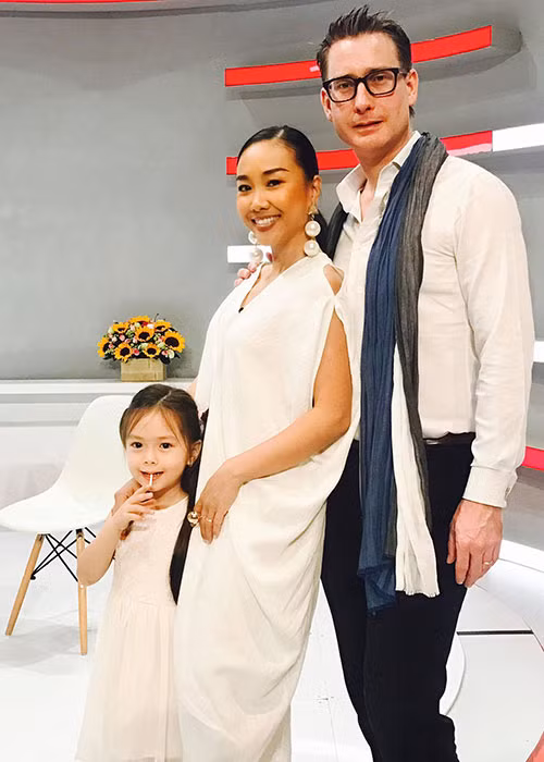 Hình ảnh bé Sol đáng yêu bên bố mẹ trong một chương trình.