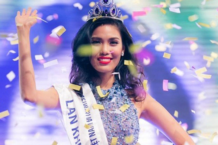 Lan Khuê sinh năm 1992. Sở hữu gương mặt xinh đẹp, vóc dáng chuẩn mẫu, cô đăng quang cuộc thi Hoa khôi Áo dài Việt Nam 2014. Ảnh: VTV