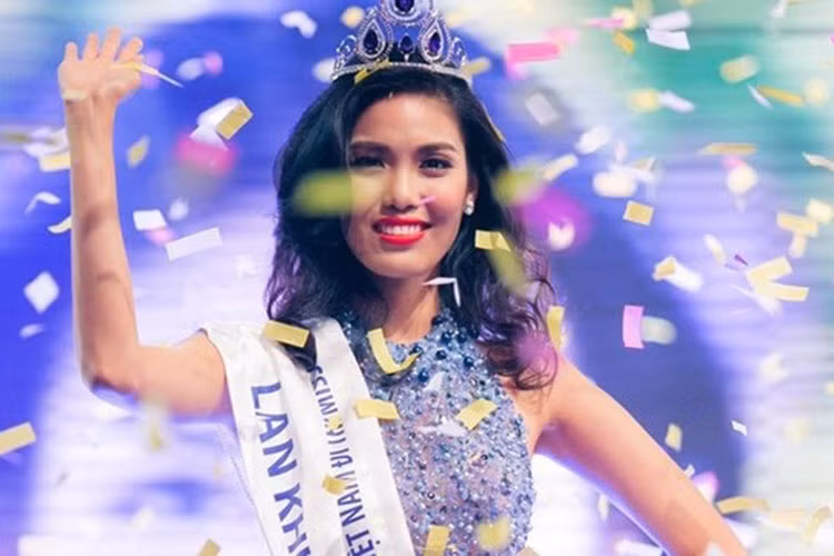 Lan Khuê sinh năm 1992. Sở hữu gương mặt xinh đẹp, vóc dáng chuẩn mẫu, cô đăng quang cuộc thi Hoa khôi Áo dài Việt Nam 2014. Ảnh: VTV