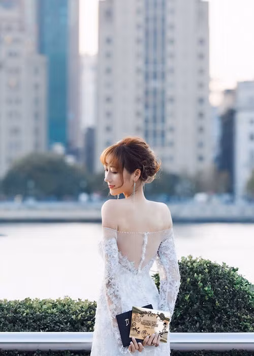 Bà xã của Trần Hạo Dân được khen ngợi khéo giữ vóc dáng sau mỗi lần sinh nở.