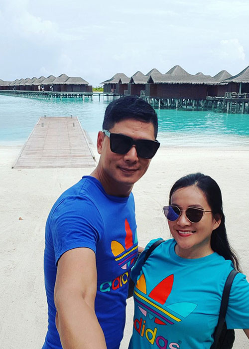 Anh Thơ và Bình Minh diện áo đôi trẻ trung, cùng tận hưởng khoảng thời gian riêng tư bên nhau.