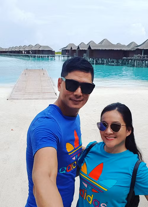 Anh Thơ và Bình Minh diện áo đôi trẻ trung, cùng tận hưởng khoảng thời gian riêng tư bên nhau.