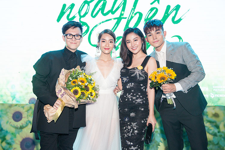 Buổi ra mắt phim còn có sự góp mặt của khách mời Văn Mai Hương.