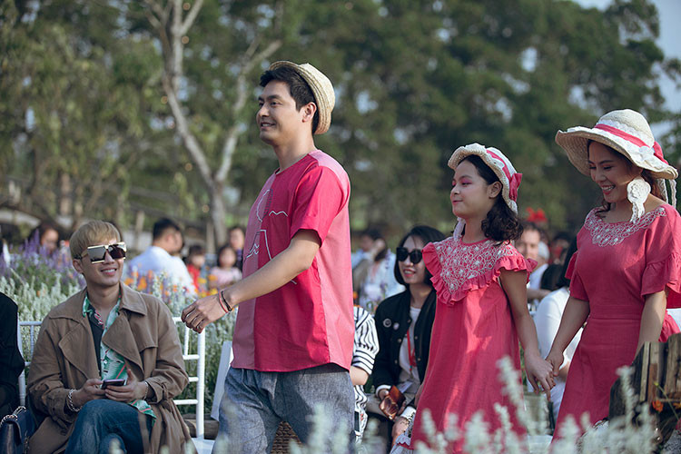 MC Phan Anh cùng vợ và các con tự tin trình diễn trong lần hiếm hoi cùng làm người mẫu.