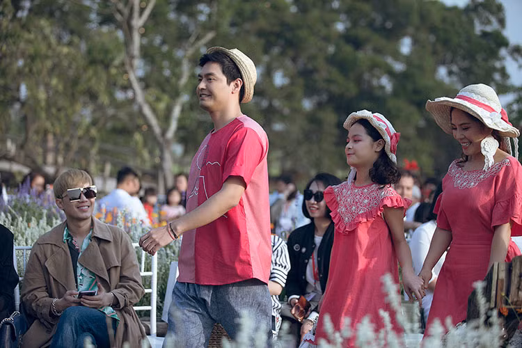 MC Phan Anh cùng vợ và các con tự tin trình diễn trong lần hiếm hoi cùng làm người mẫu.