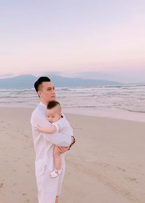 Vợ chồng Việt Anh đi du lịch Đà Nẵng cùng con trai.