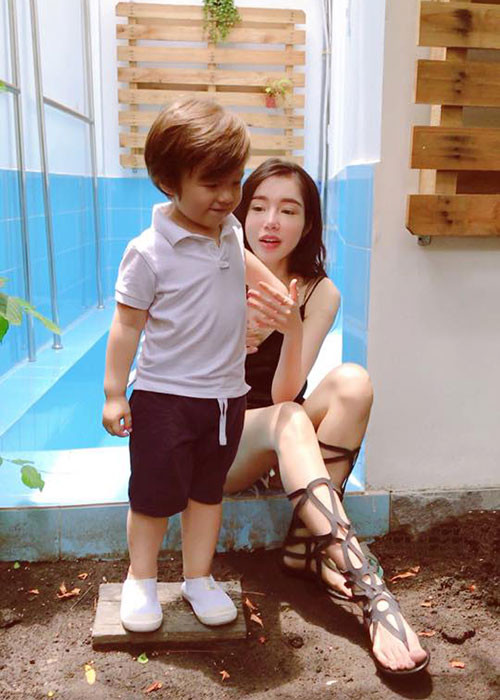 Vẻ đáng yêu của bé Túc Mạch khiến nhiều fans của Elly Trần xuýt xoa.