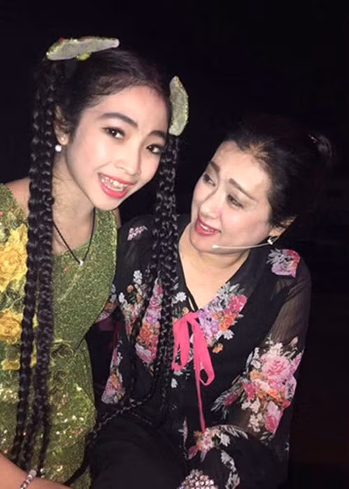 Hồng Minh sau 3 năm đăng quang cao hơn, xinh đẹp hơn nhưng vẫn giữ nguyên mái tóc dài đen mượt của mình. Ảnh: FBNV