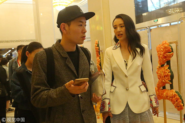 Hình ảnh Đổng Tuyền trò chuyện cùng trợ lý tại sự kiện. Ảnh: 163