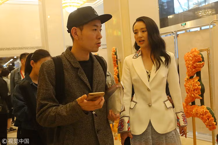 Hình ảnh Đổng Tuyền trò chuyện cùng trợ lý tại sự kiện. Ảnh: 163