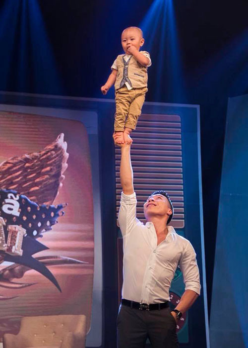 Con trai của Quốc Nghiệp được bố cho tập xiếc từ lúc 2 tháng tuổi.