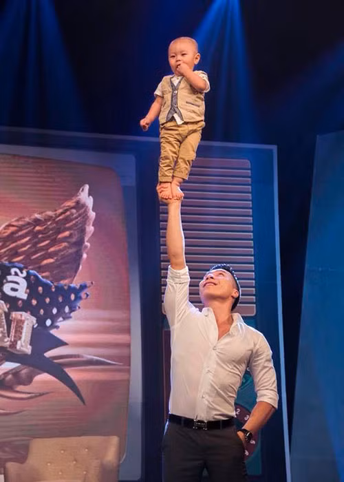 Con trai của Quốc Nghiệp được bố cho tập xiếc từ lúc 2 tháng tuổi.