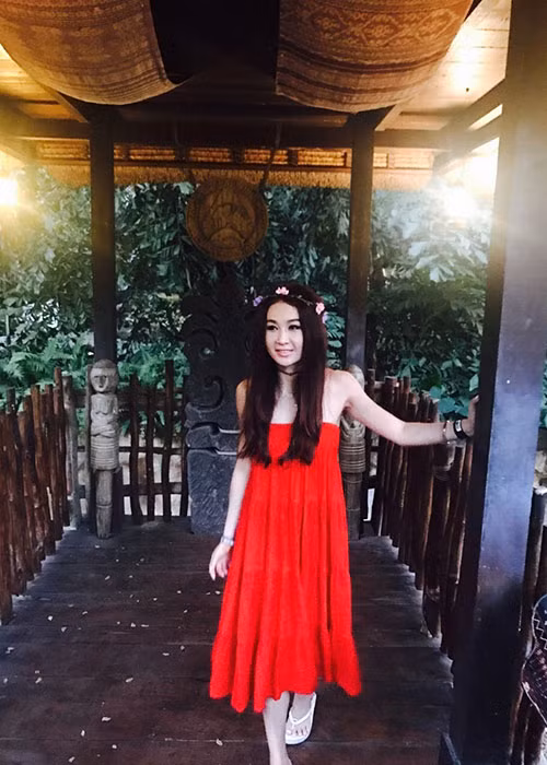 Hình ảnh Ôn Bích Hà diện đầm gợi cảm khoe vóc dáng thon thả.