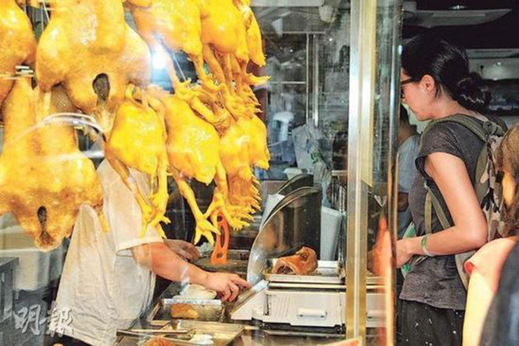 Hình ảnh Ngô Ỷ Lợi một mình đi mua thức ăn trên phố khi con gái bỏ đi theo người yêu đồng tính.