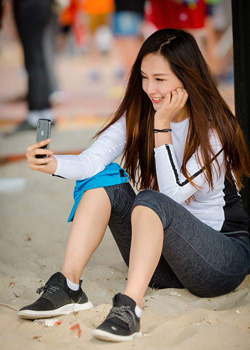 Nàng hoa hậu nhí nhảnh chụp ảnh selfie để khoe với người hâm mộ.