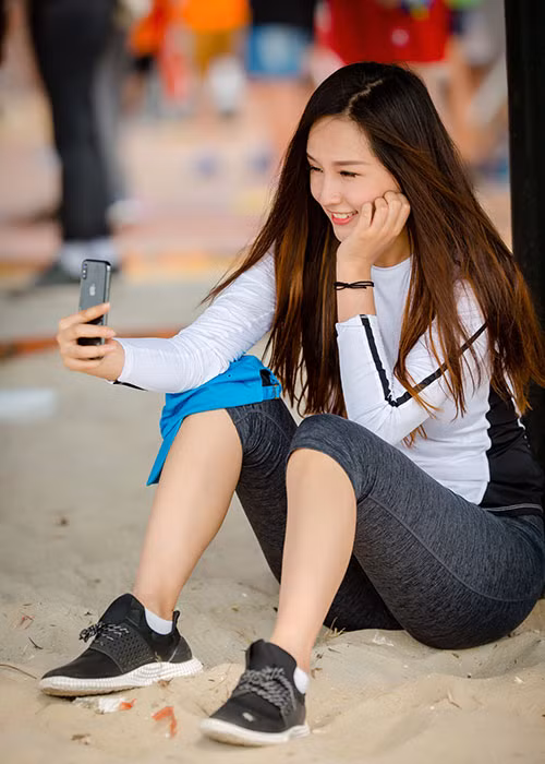 Nàng hoa hậu nhí nhảnh chụp ảnh selfie để khoe với người hâm mộ.