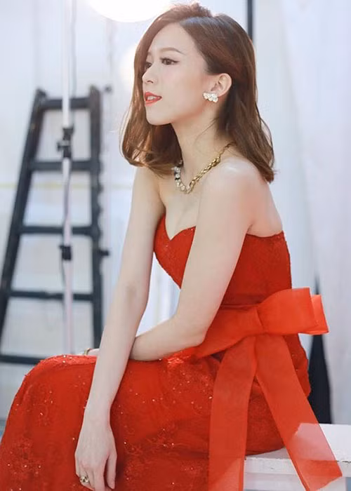 Huỳnh Chỉ Tinh sinh năm 1990, sở hữu nhan sắc xinh đẹp. Năm 2012, cô bước chân vào làng giải trí với vai trò người mẫu. Ảnh: Weibo