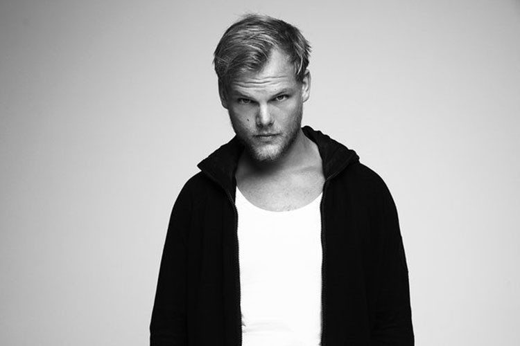 Thông tin DJ Avicii qua đời ở tuổi 28 khiến người hâm mộ đau xót. Chủ nhân của bản hit "Wake me up" bị viêm tụy cấp tính do uống quá nhiều rượu.