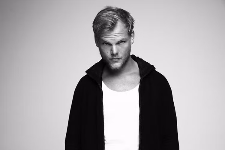 Thông tin DJ Avicii qua đời ở tuổi 28 khiến người hâm mộ đau xót. Chủ nhân của bản hit "Wake me up" bị viêm tụy cấp tính do uống quá nhiều rượu.