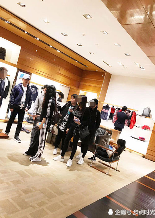 Hình ảnh Lý Thần trò chuyện cùng Phạm Băng Băng tại một cửa hàng quần áo. Ảnh: QQ