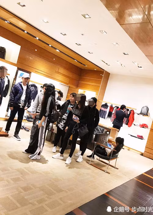 Hình ảnh Lý Thần trò chuyện cùng Phạm Băng Băng tại một cửa hàng quần áo. Ảnh: QQ