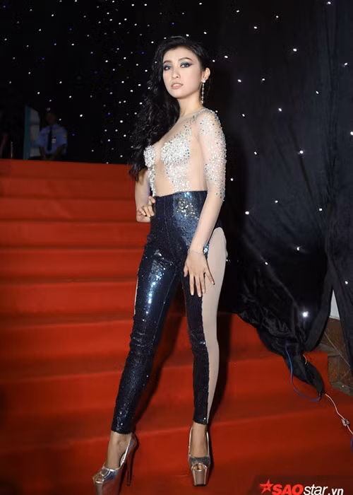 Màn lột đồ trên thảm đỏ thời trang của Tiêu Châu Như Quỳnh gây tranh cãi. Ảnh: Saostar