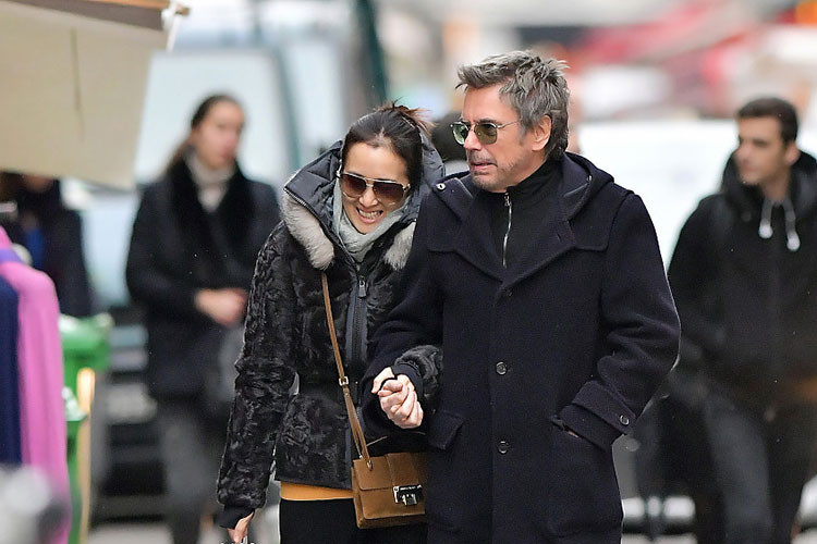 Năm 2017, Củng Lợi bị bắt gặp tình tứ bên bạn trai mới. Nửa kia của cô là nhà soạn nhạc Jean Michel Jarre. Năm 2017, Củng Lợi bị bắt gặp tình tứ bên bạn trai mới. Nửa kia của cô là nhà soạn nhạc Jean Michel Jarre.