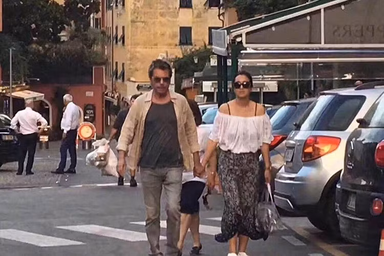 Củng Lợi tỏ ra khá thoải mái xuất hiện bên người yêu trước công chúng.