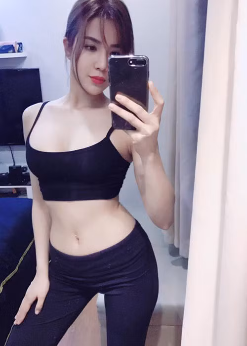 Diệp Lâm Anh khoe vóc dáng khỏe khoắn với vòng eo săn chắc.